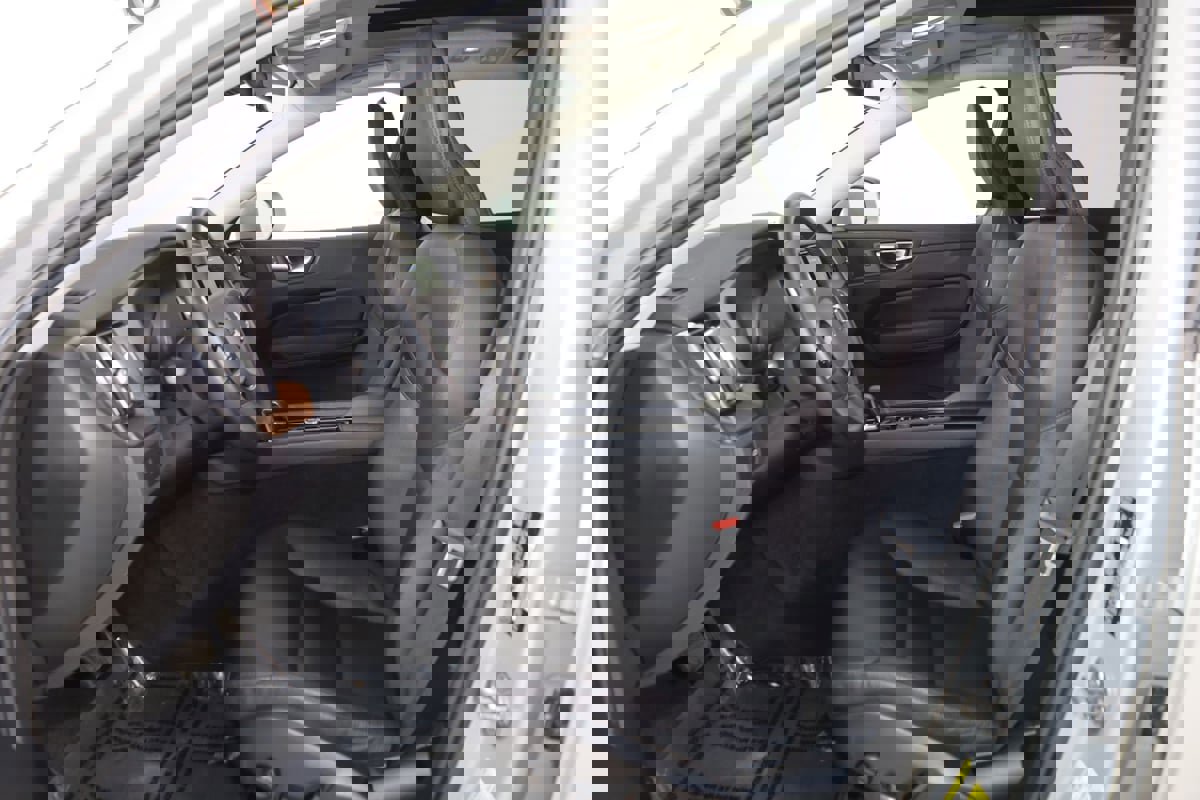 Used 2023 Volvo XC60 B5 Plus image 12