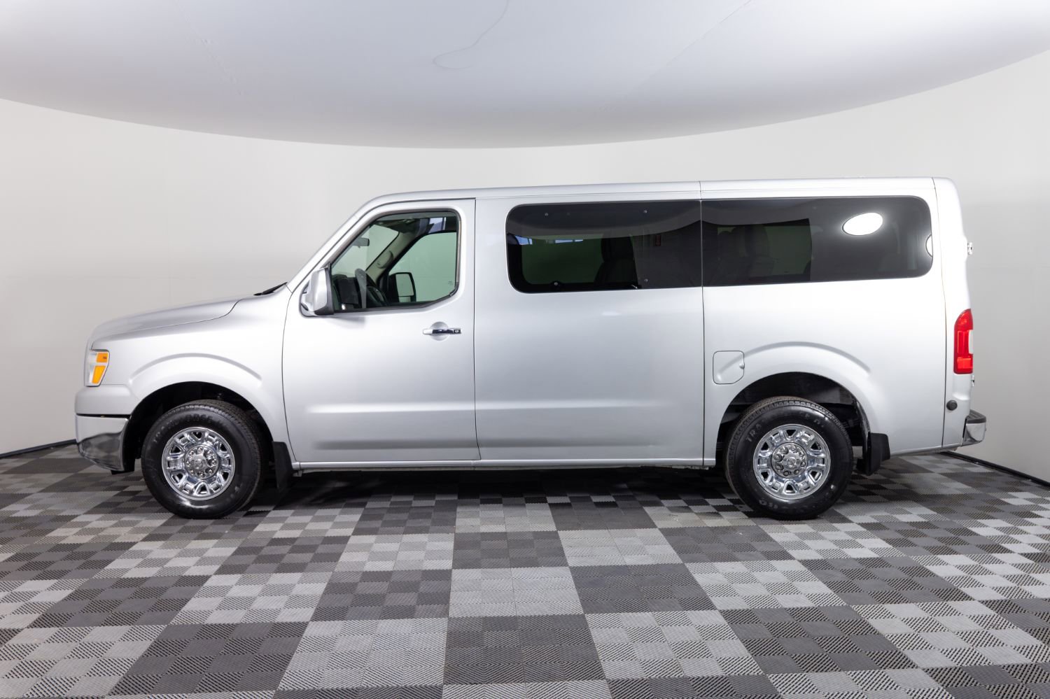 Used 2019 Nissan NV 3500 SV w/ Navigation Package RWD image 4