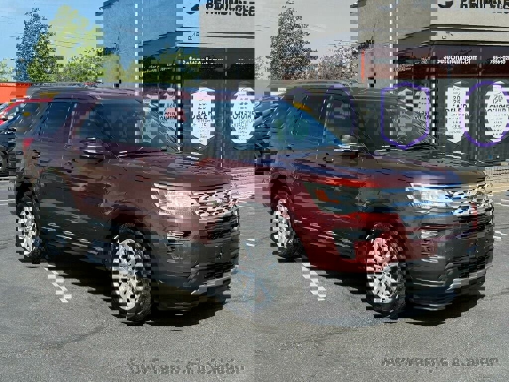 Used 2018 Ford Explorer XLT w/ Equipment Group 201A image 3