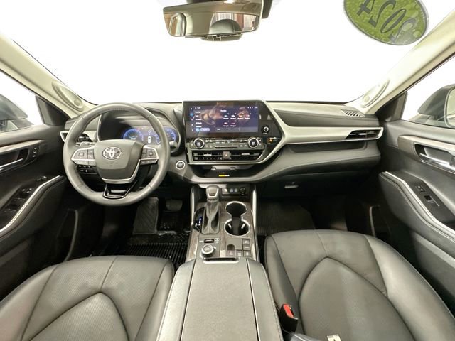 Used 2024 Toyota Highlander Platinum image 3