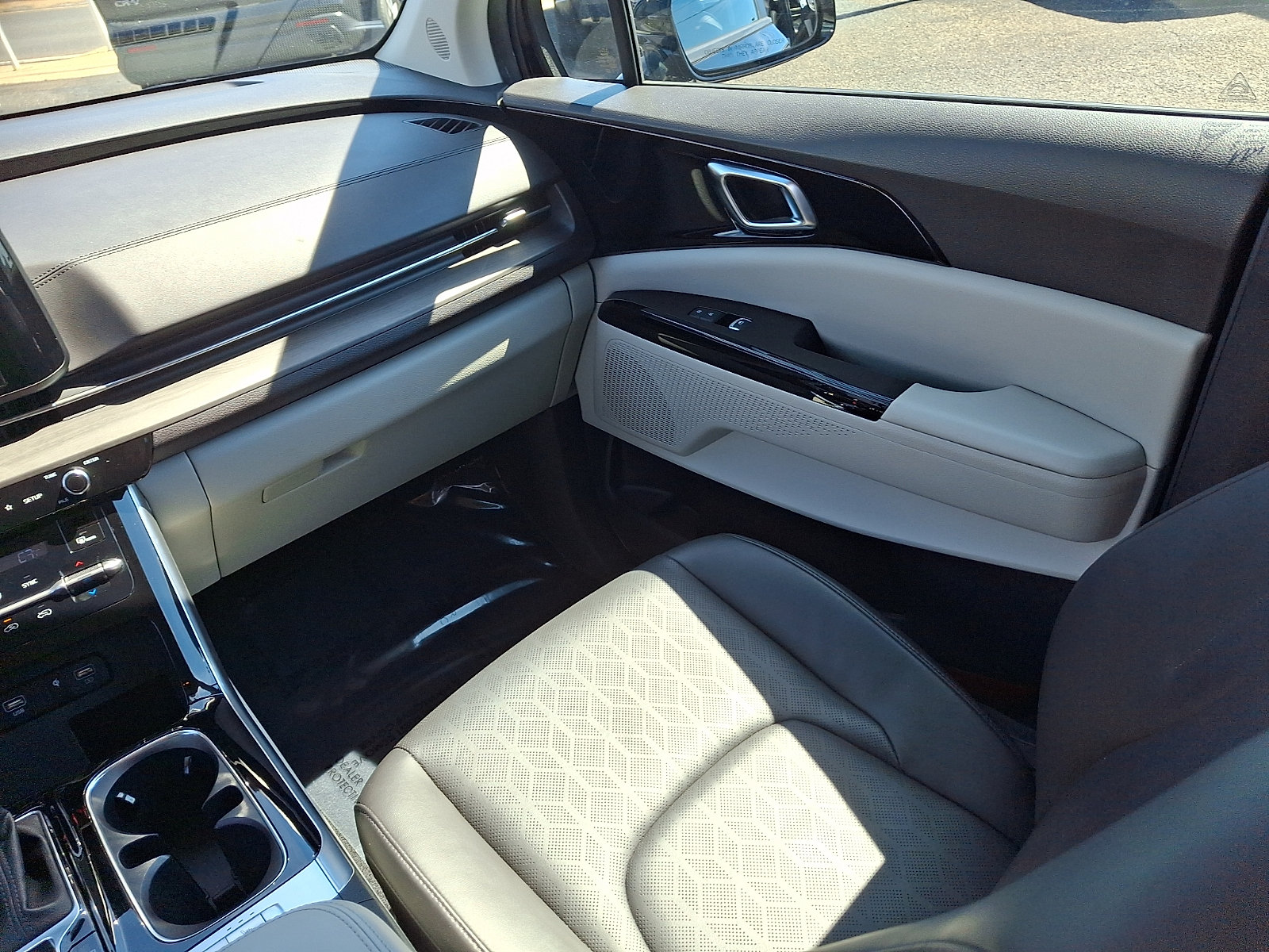 Used 2024 Kia Carnival EX FWD image 12