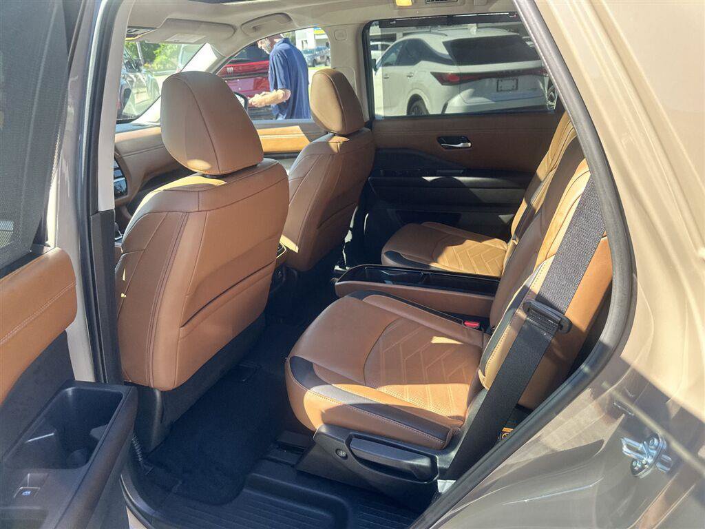 Used 2025 Nissan Pathfinder Platinum FWD image 24