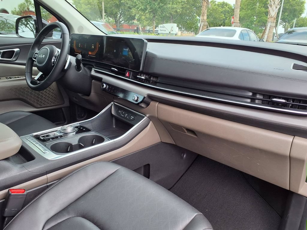 Used 2025 Kia Carnival EX FWD image 12