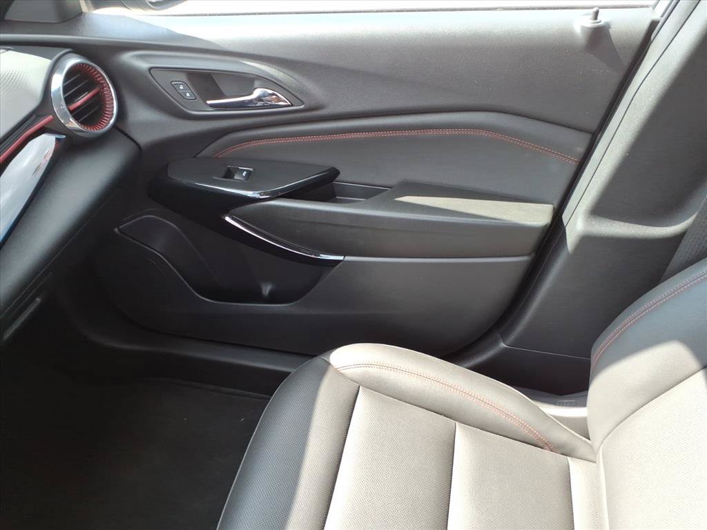 Used 2024 Chevrolet Trax RS w/ Sunroof Package FWD image 34