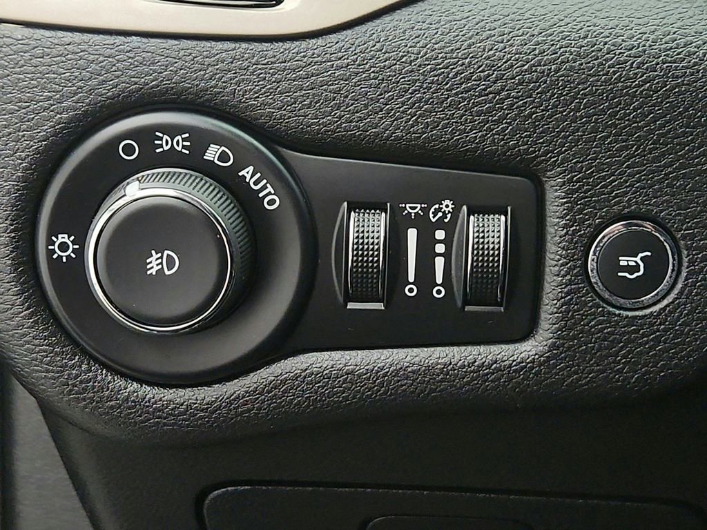 Used 2018 Jeep Cherokee Limited w/ High Altitude Package image 31