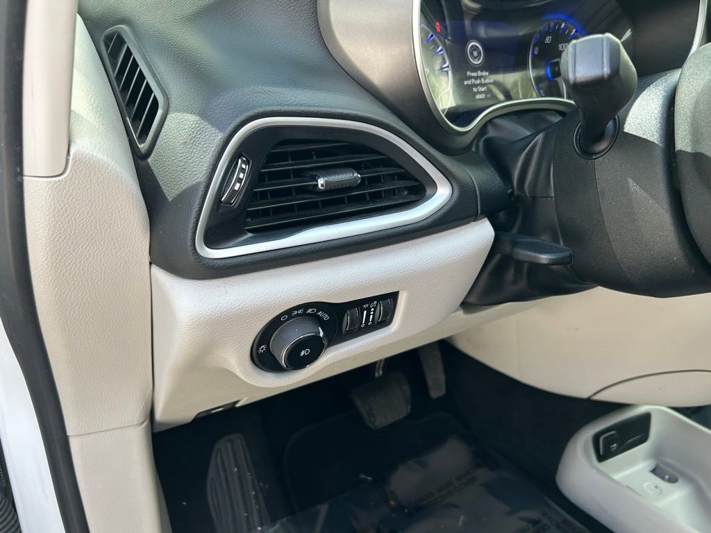 Certified 2024 Chrysler Pacifica Touring-L image 18