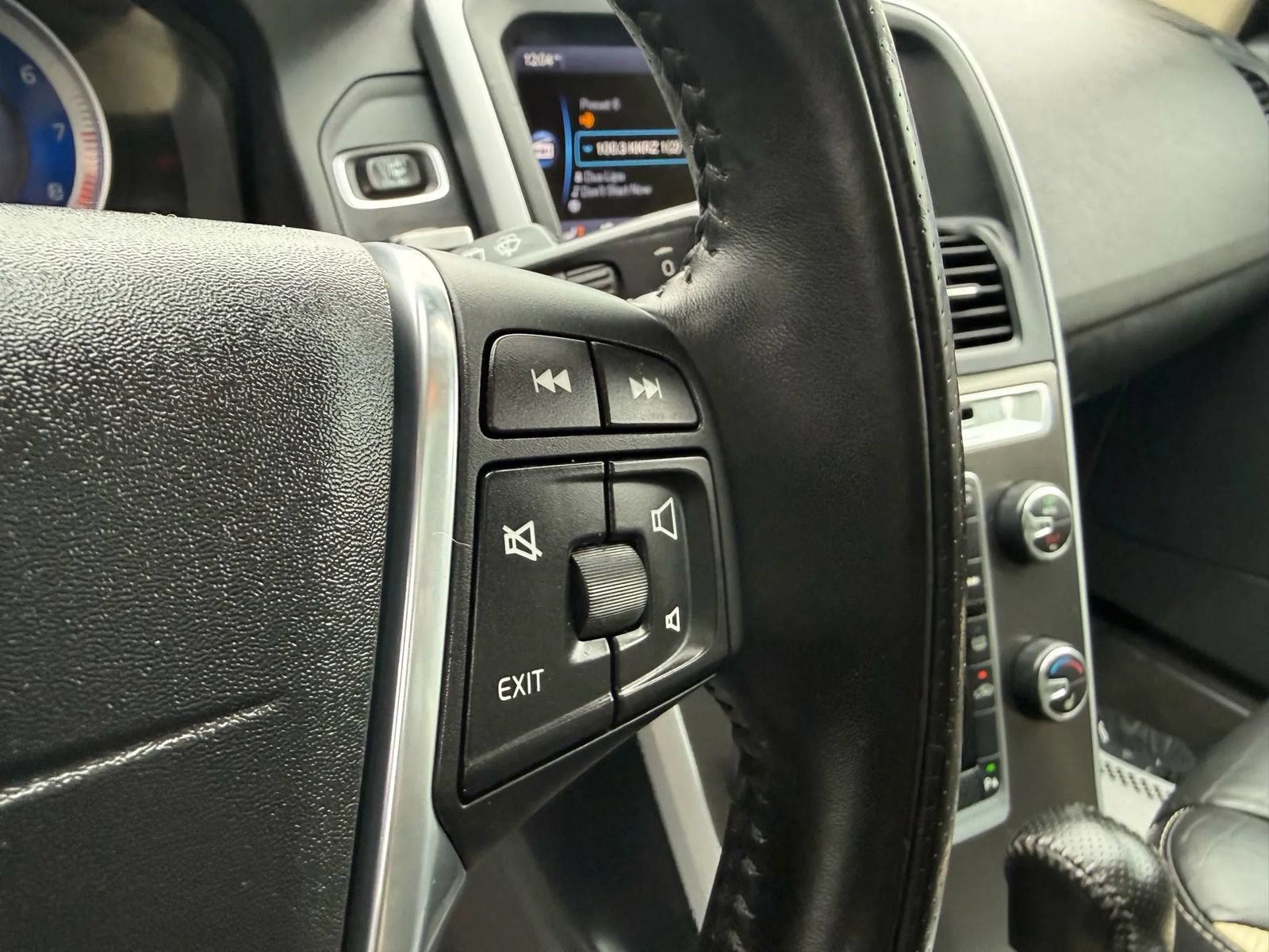 Used 2011 Volvo XC60 T6 R-Design w/ Convenience Pkg AWD/4WD image 22