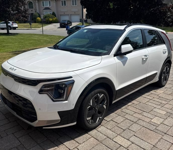 Certified 2023 Kia Niro Wave FWD image 2