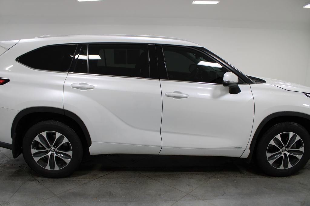 Used 2022 Toyota Highlander XLE image 11