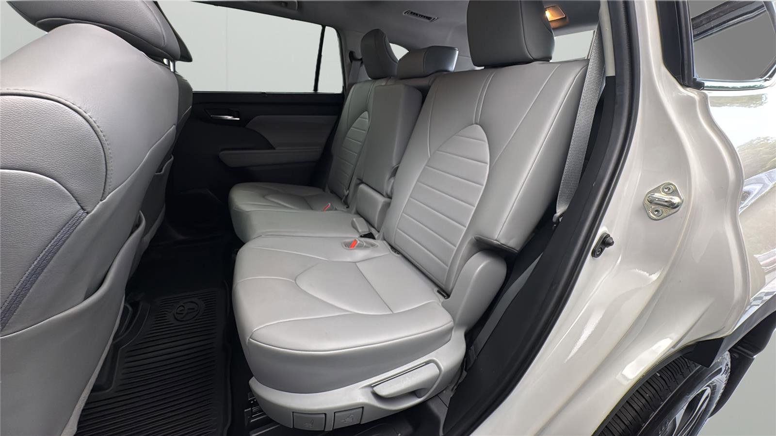 Used 2020 Toyota Highlander XLE FWD image 11