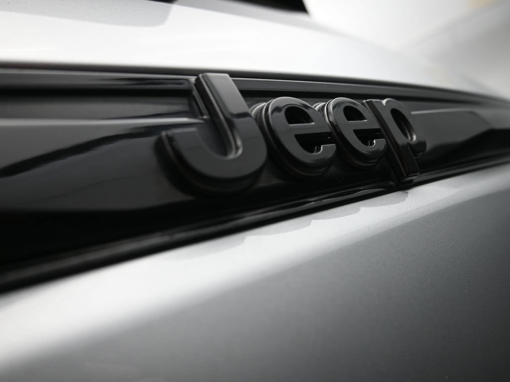 Used 2024 Jeep Grand Cherokee Altitude AWD/4WD image 40