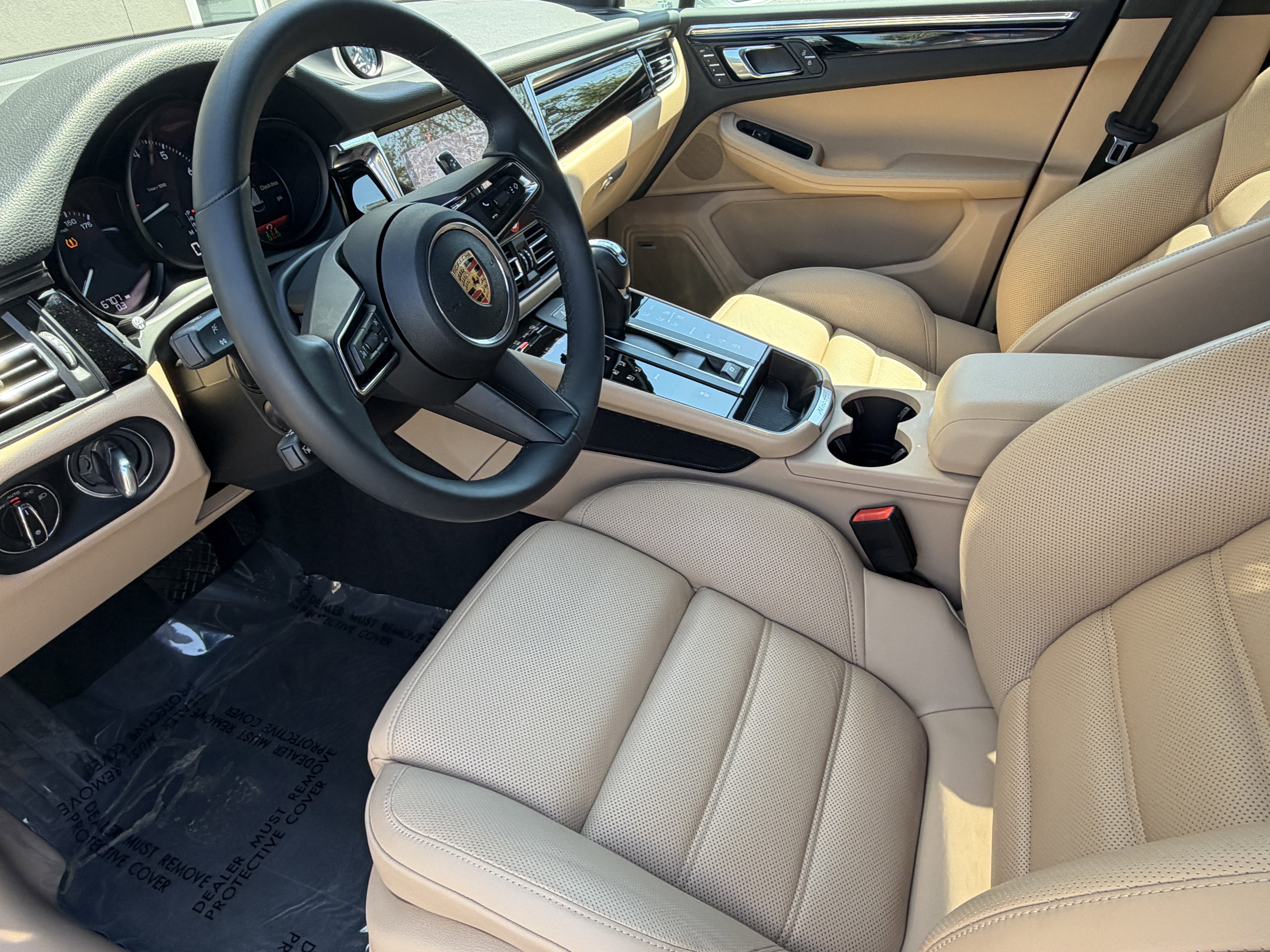 Certified 2025 Porsche Macan AWD/4WD image 4