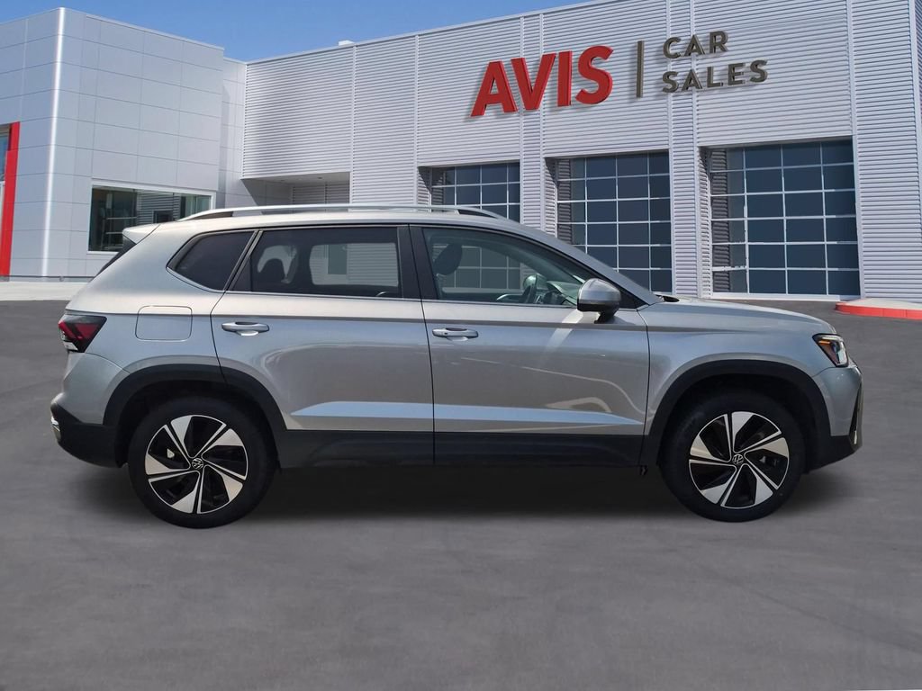 Used 2025 Volkswagen Taos SE AWD/4WD image 5