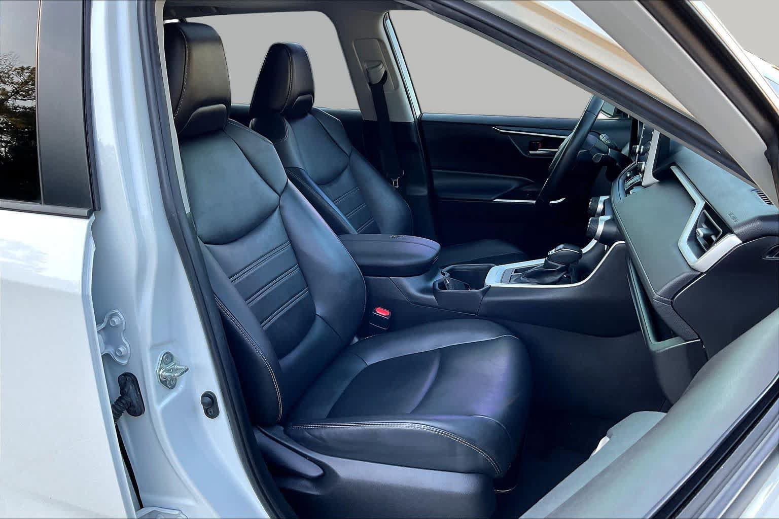 Used 2022 Toyota RAV4 XLE Premium FWD image 9