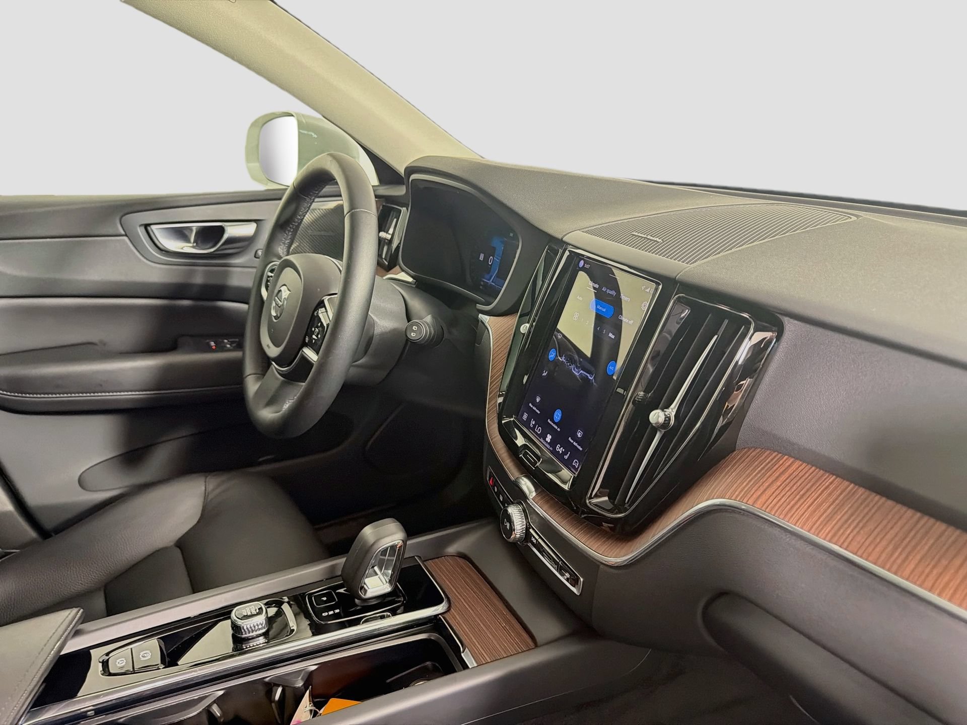 Certified 2023 Volvo XC60 B5 Plus w/ Protection Package Premier FWD image 30