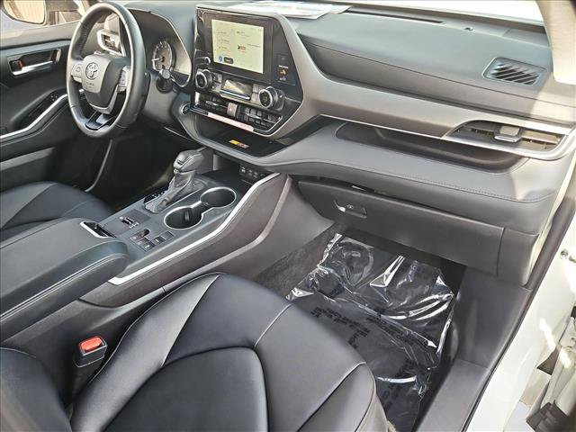 Used 2025 Toyota Highlander XLE FWD image 29