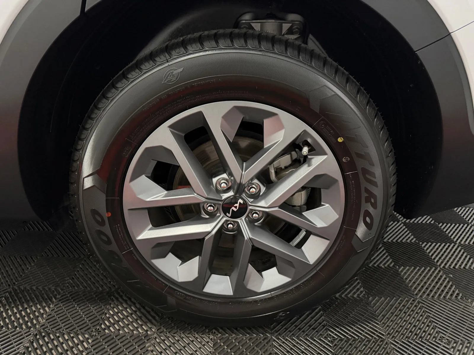 Used 2024 Kia Telluride LX FWD image 12