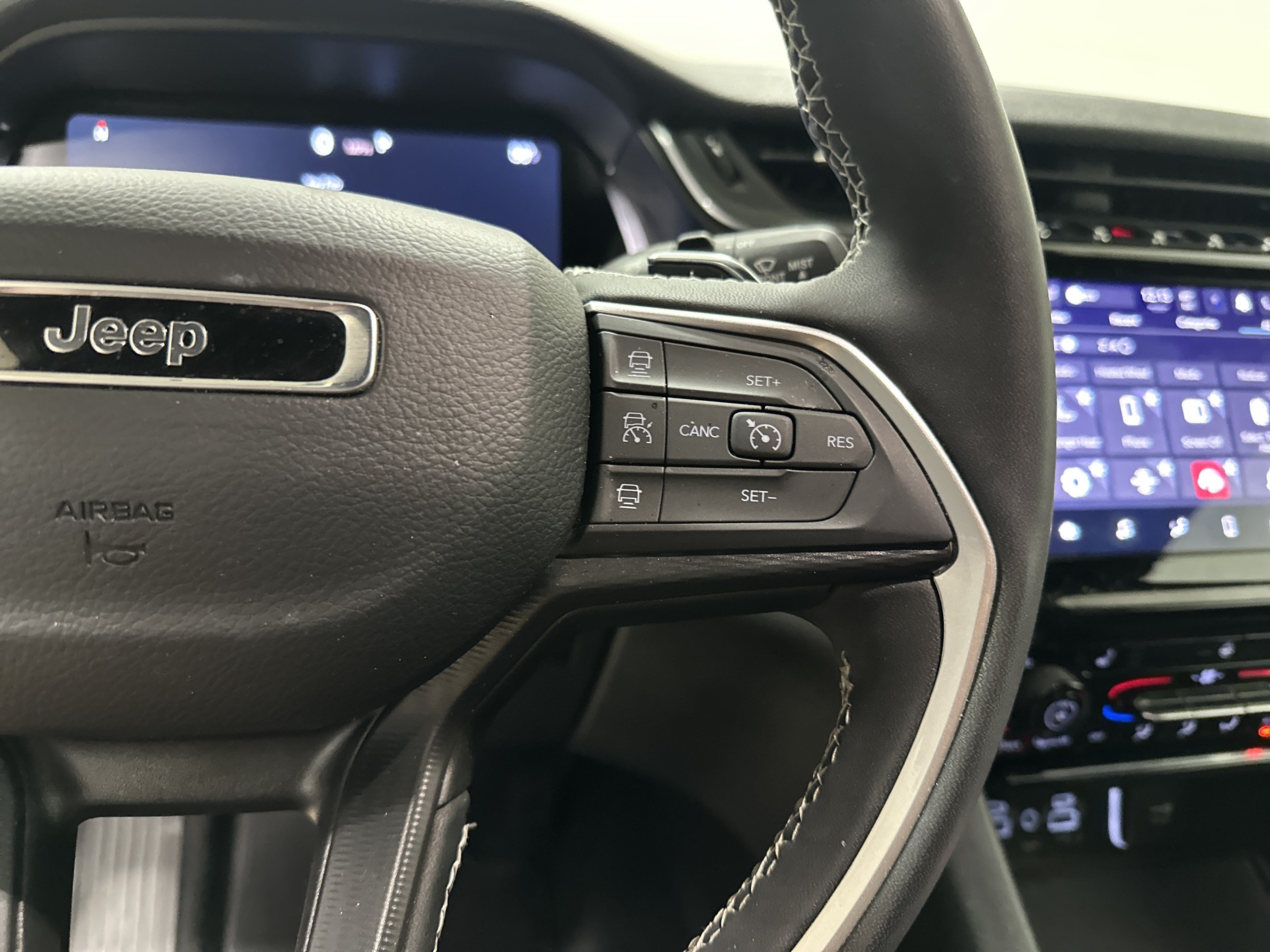 Used 2025 Jeep Grand Cherokee Altitude AWD/4WD image 17