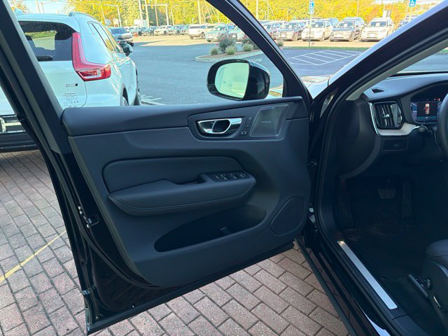 New 2027 Volvo XC60 B5 Plus AWD/4WD image 13