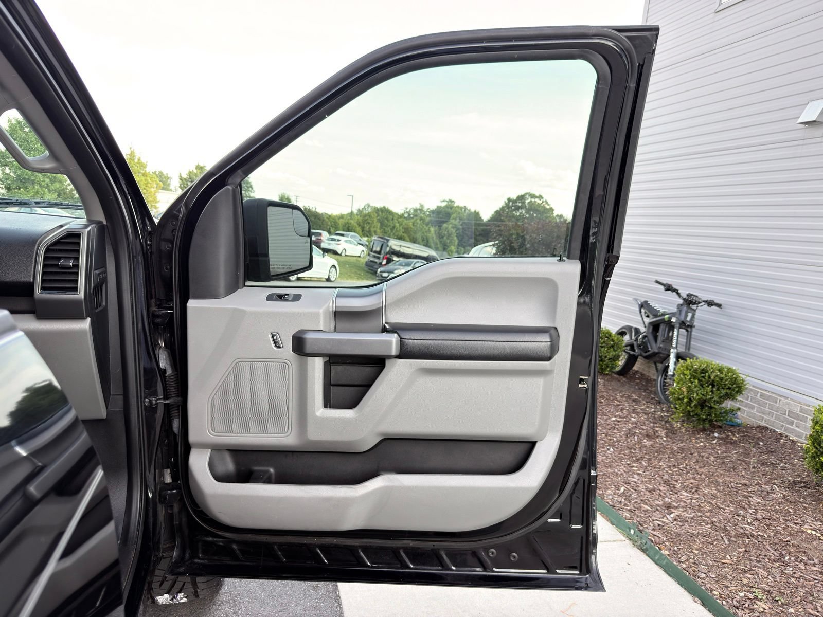 Used 2020 Ford F150 XLT w/ Equipment Group 302A Luxury AWD/4WD image 34