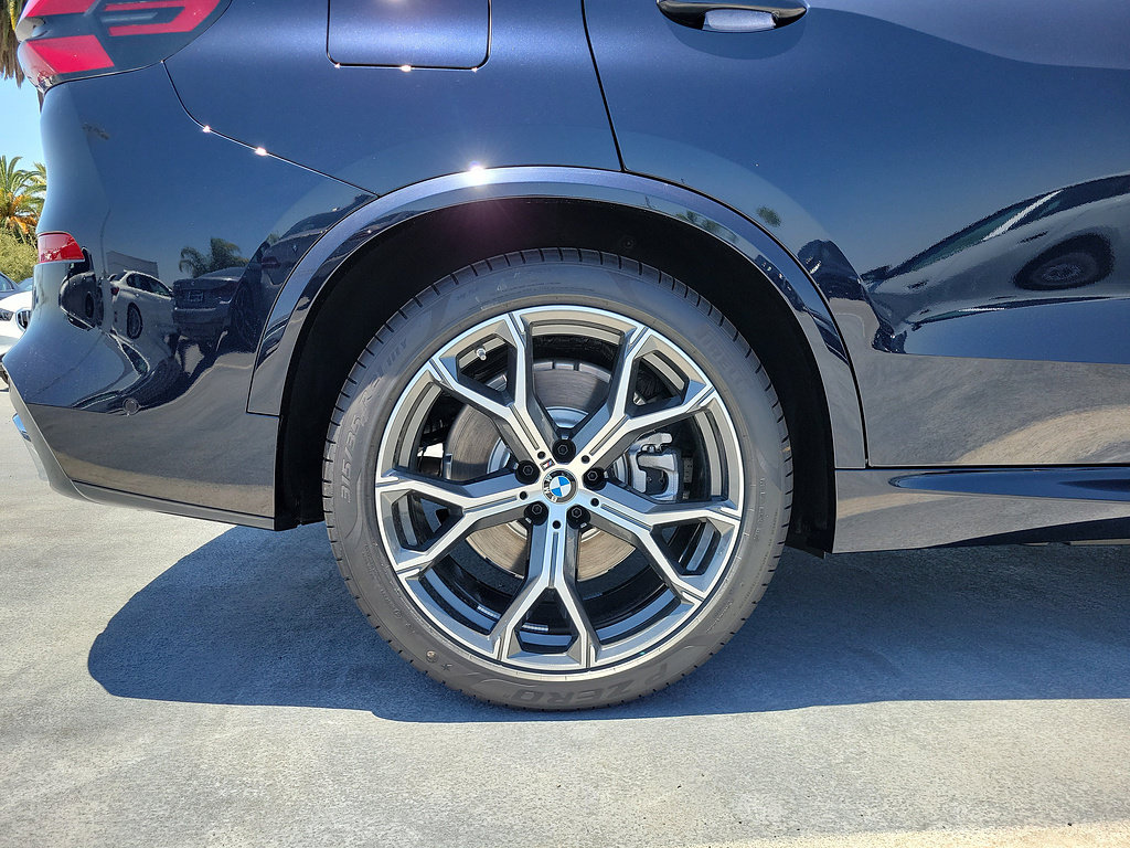 New 2026 BMW X5 xDrive50e w/ M Sport Package AWD/4WD image 5