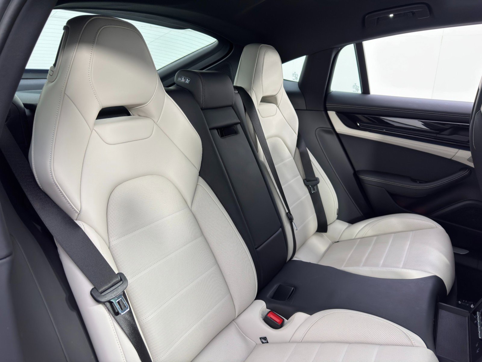 Used 2025 Porsche Panamera 4S w/ Premium Package image 41