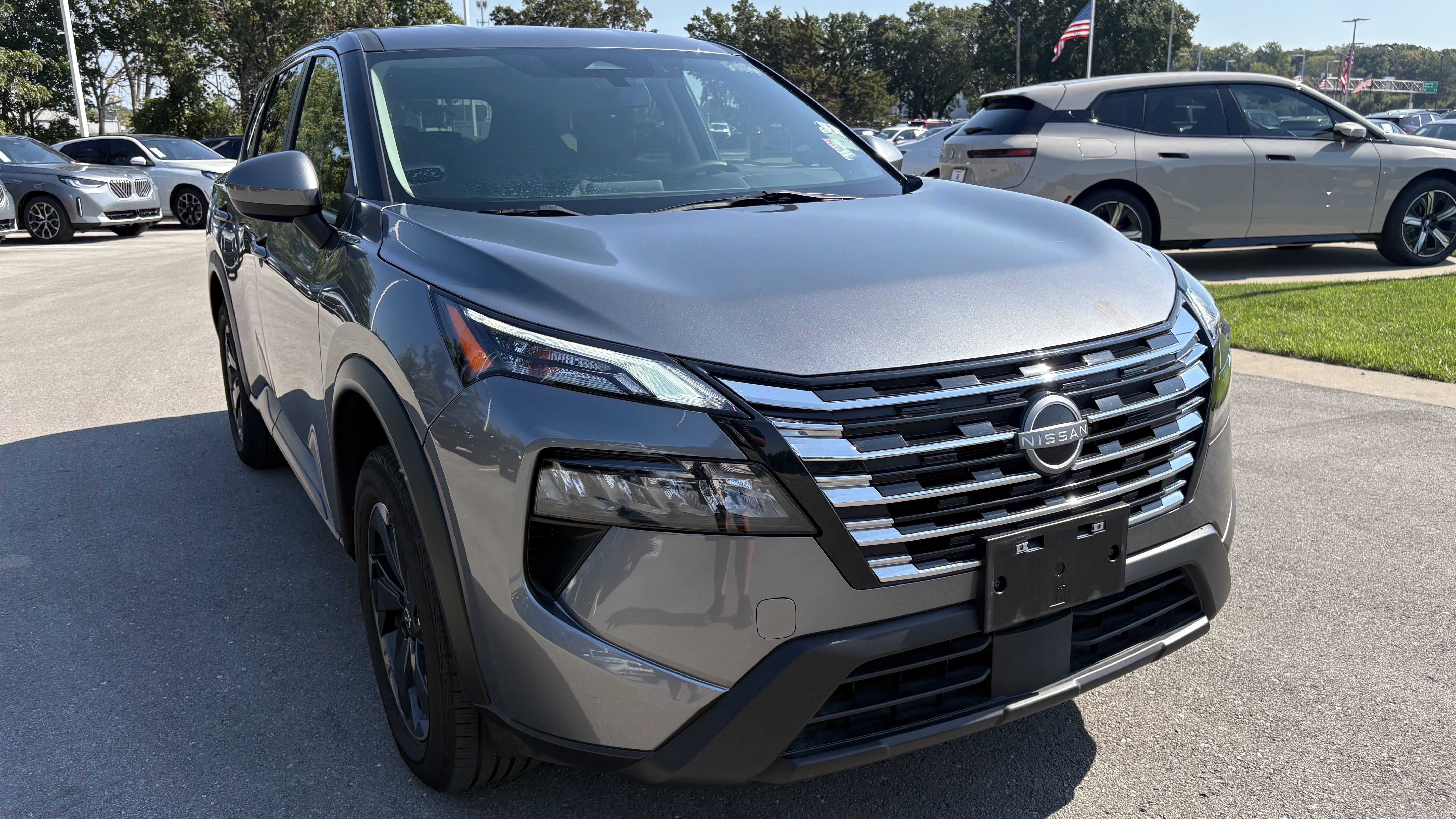 Used 2024 Nissan Rogue SV image 2