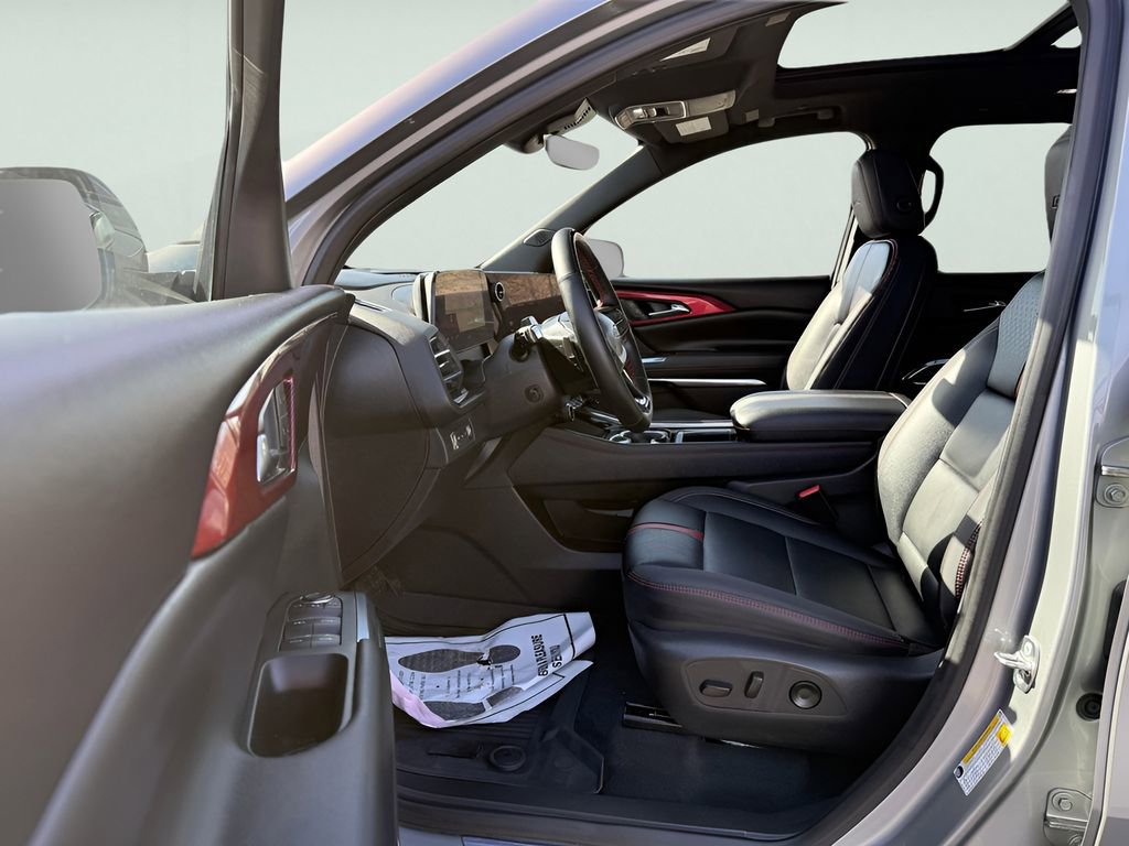 Used 2025 Chevrolet Traverse RS AWD/4WD image 40