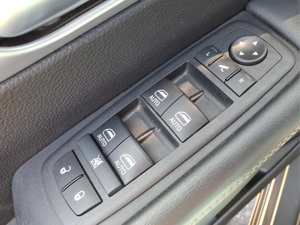 Used 2025 Chrysler Pacifica Limited FWD image 17