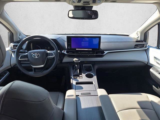 Used 2025 Toyota Sienna XLE w/ XLE Plus Package image 16