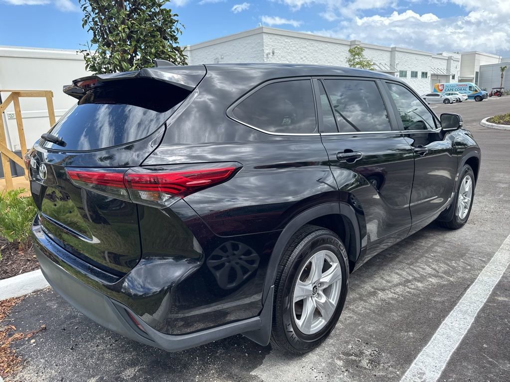 Used 2023 Toyota Highlander L image 4