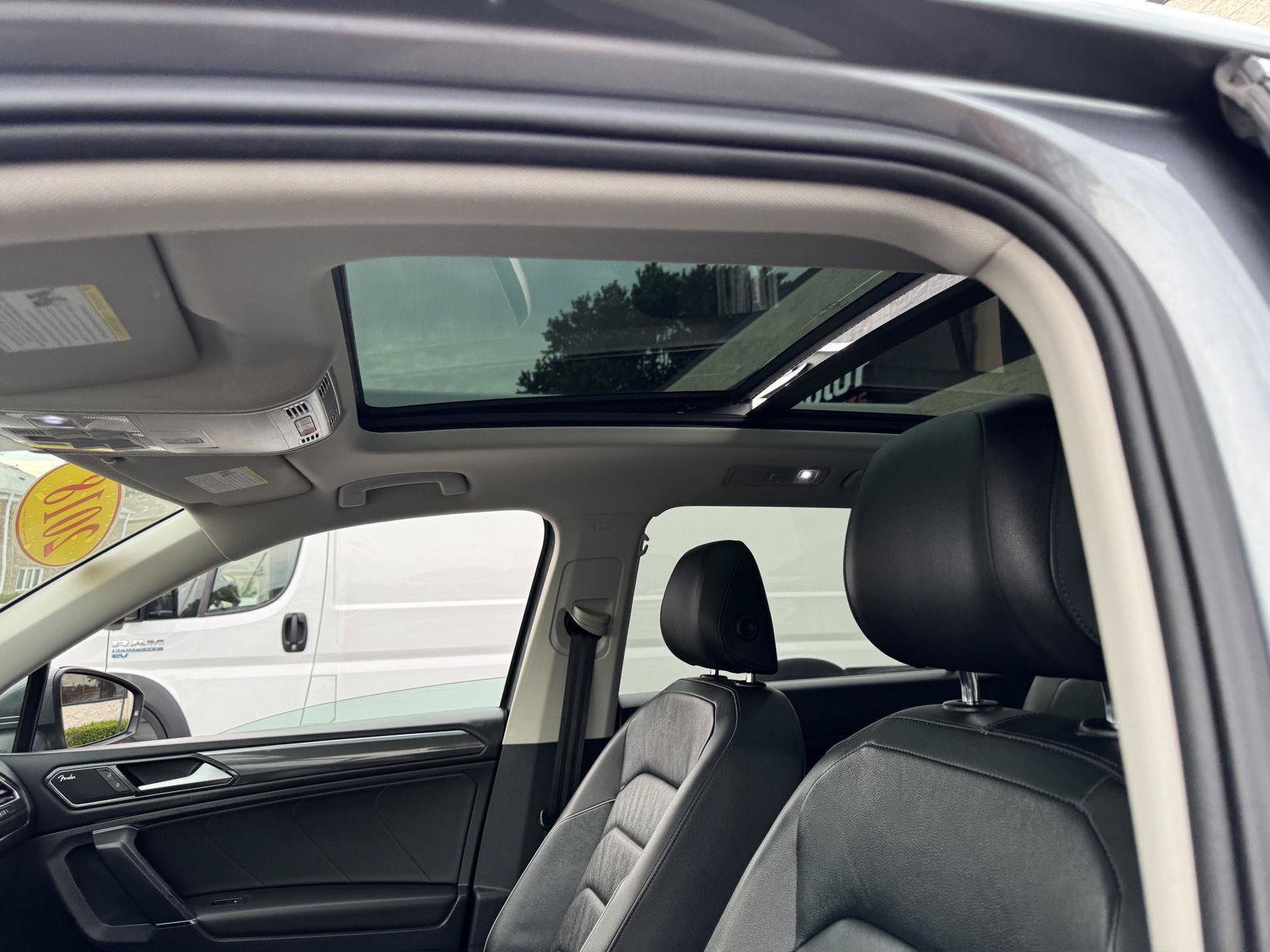 Used 2018 Volkswagen Tiguan SEL Premium w/ 3rd Row Seat Package AWD/4WD image 26