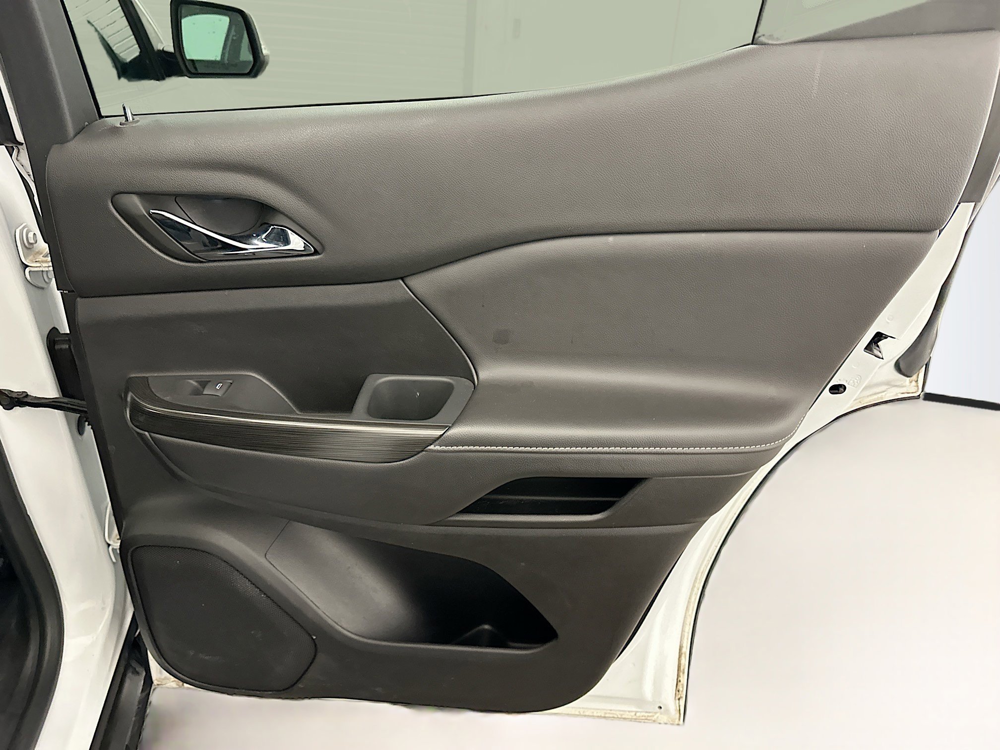 Used 2023 GMC Acadia SLT w/ Technology Package image 34