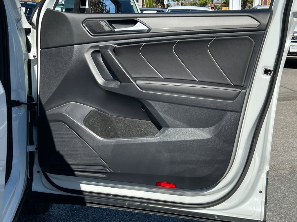Certified 2024 Volkswagen Tiguan SE image 10