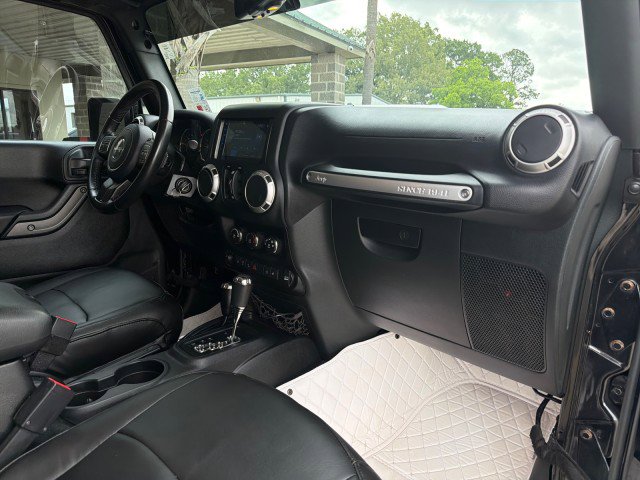 Used 2018 Jeep Wrangler Unlimited Rubicon w/ Connectivity Group AWD/4WD image 27