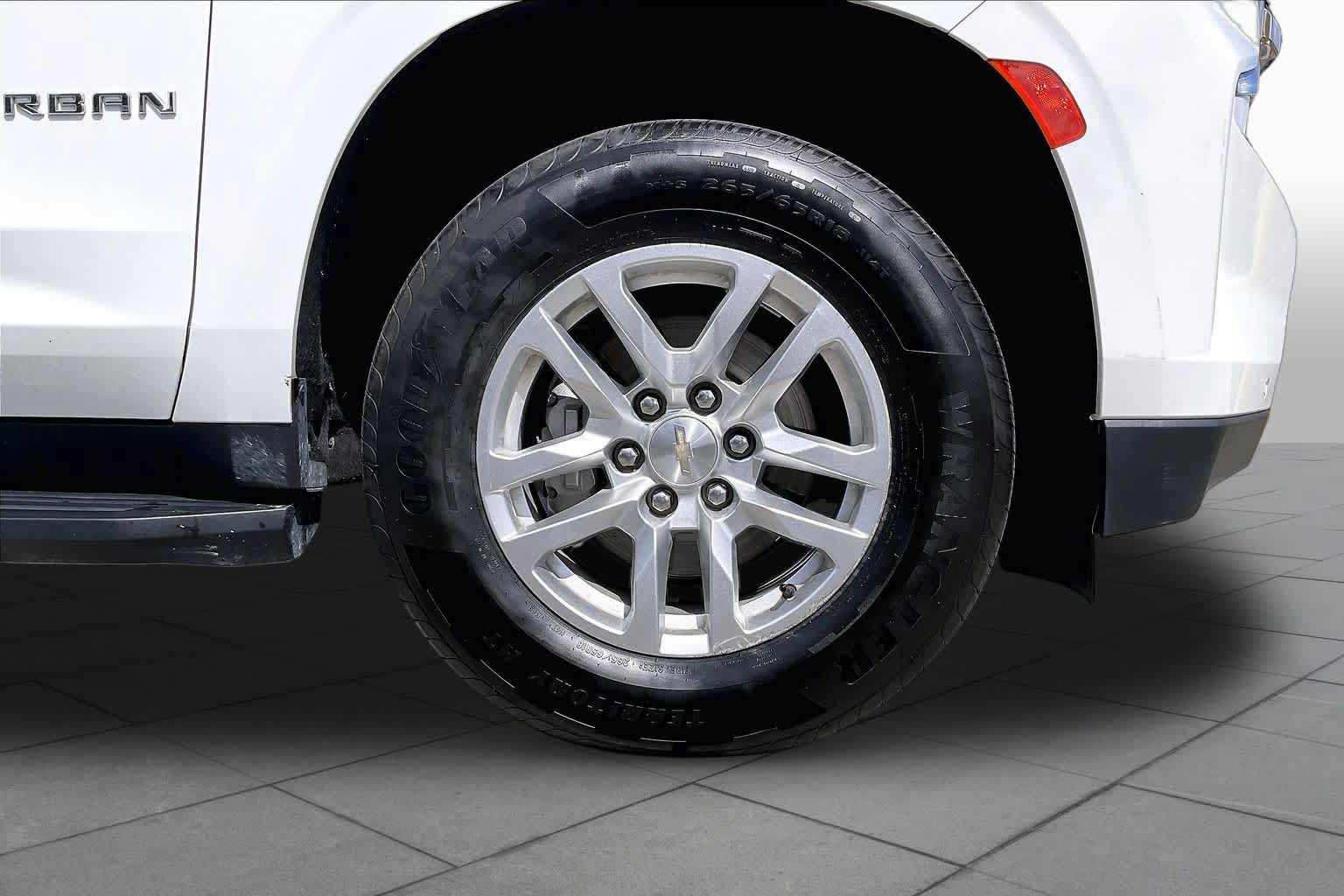 Certified 2024 Chevrolet Suburban LT RWD image 10