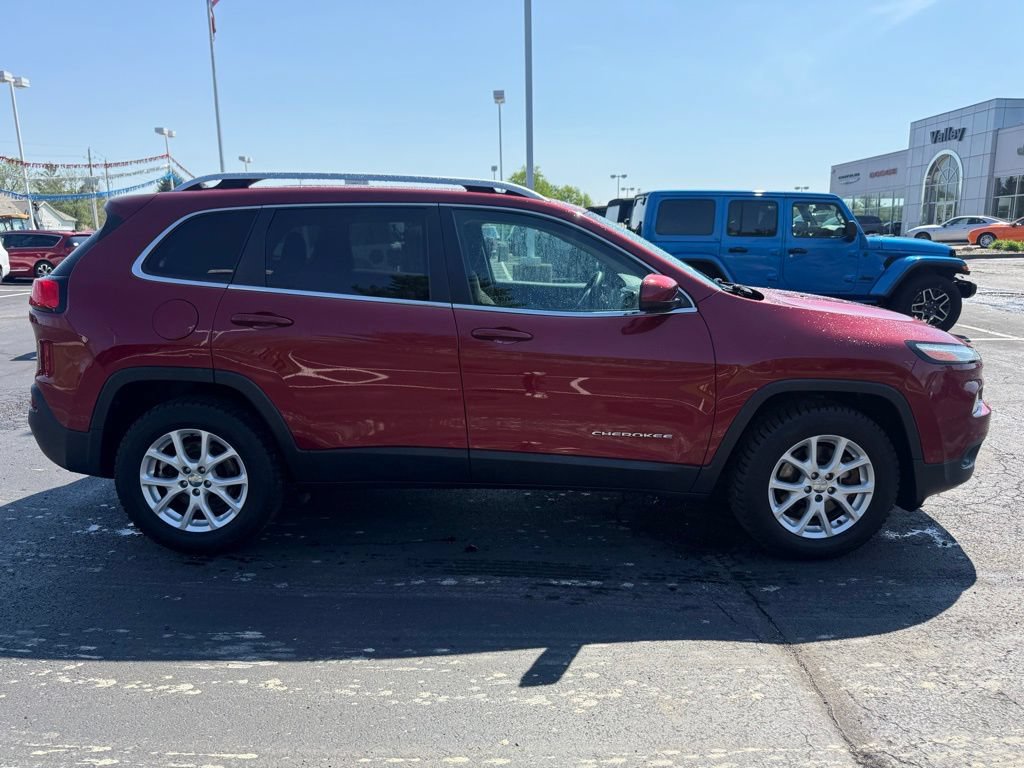 Used 2017 Jeep Cherokee Latitude w/ Cold Weather Group AWD/4WD image 9