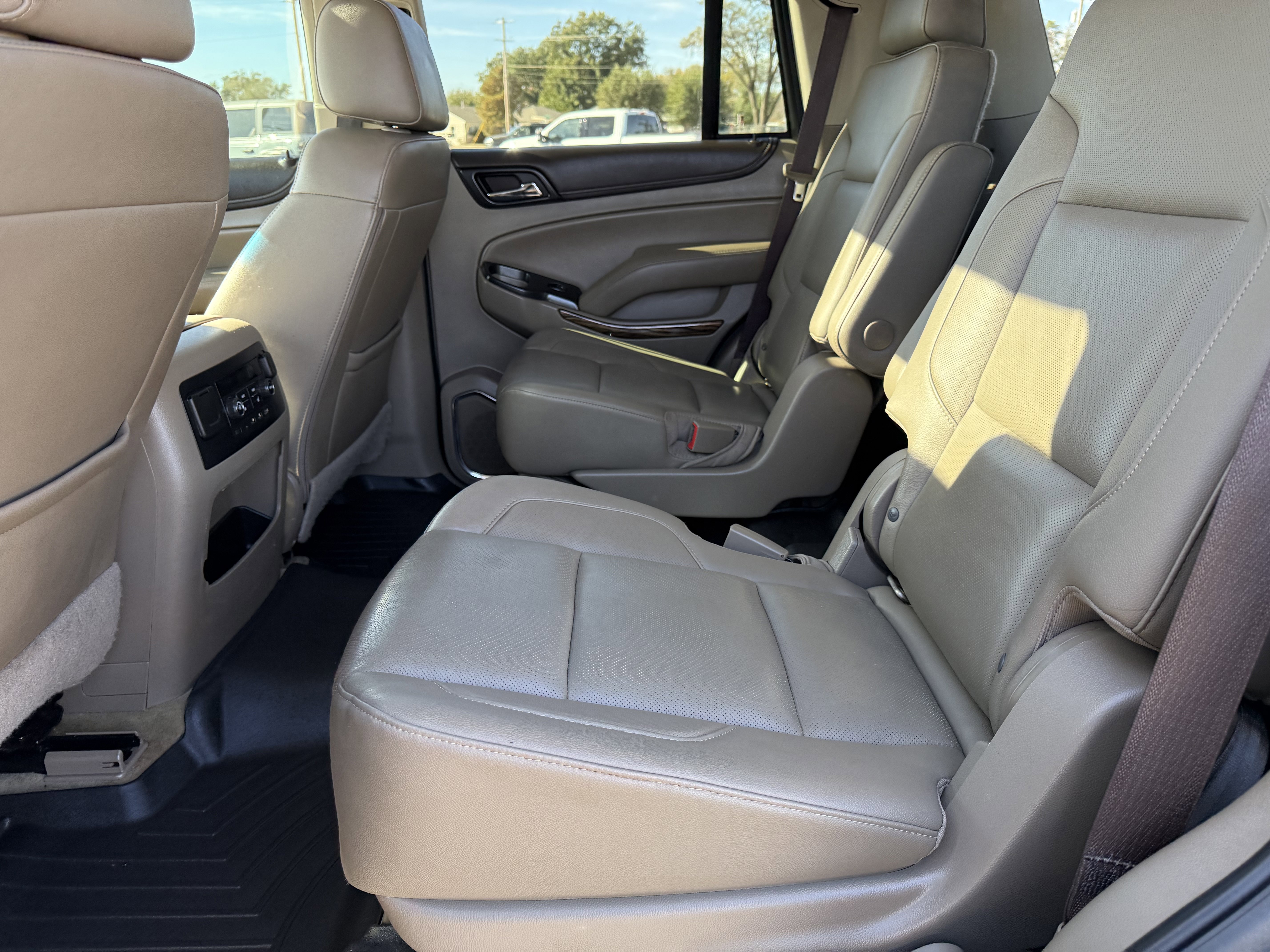 Used 2017 GMC Yukon SLT w/ Premium Edition image 12