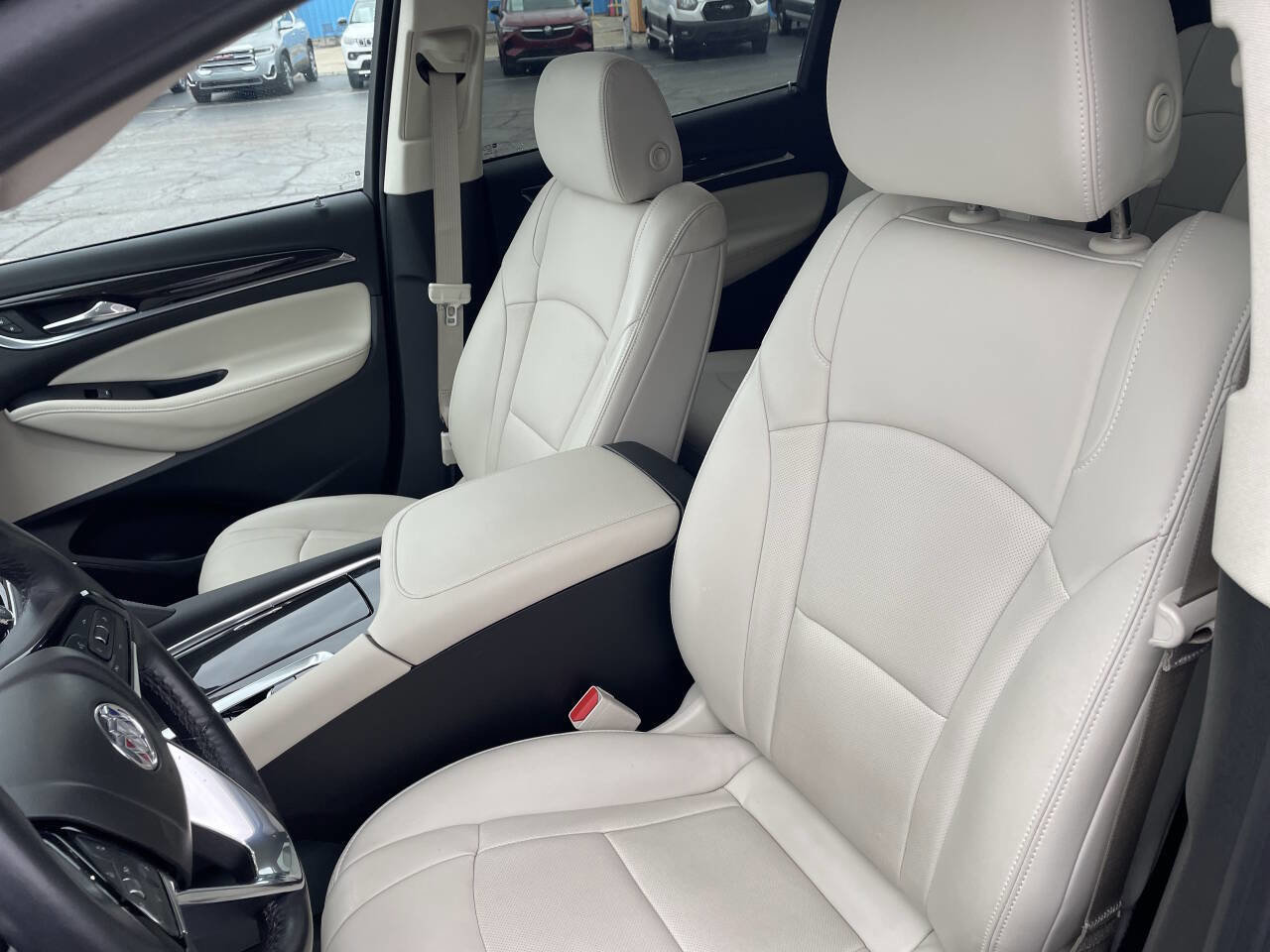 Used 2024 Buick Enclave Essence image 3