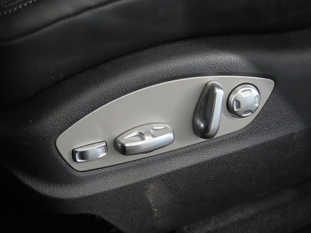 Certified 2026 Porsche Macan AWD/4WD image 42