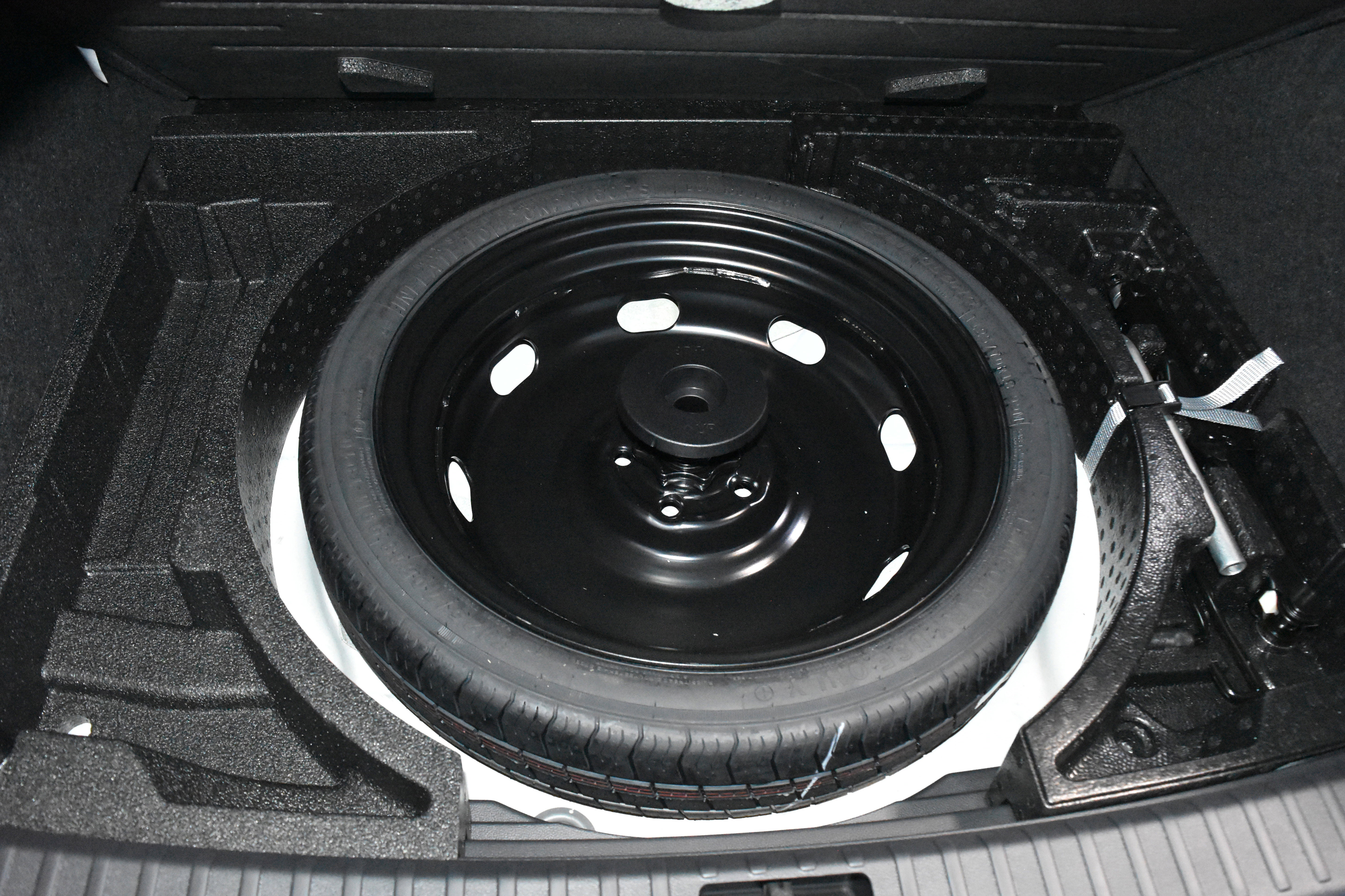 New 2025 Volkswagen Taos SE image 25