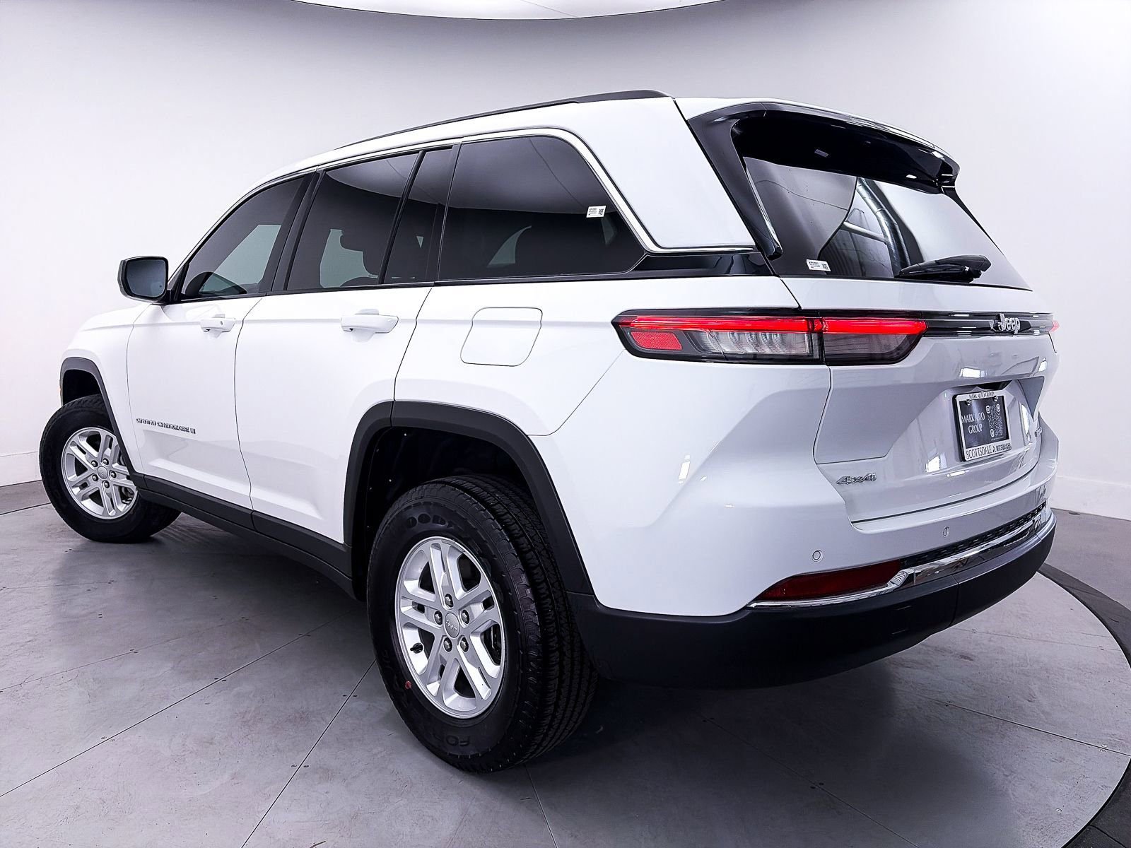Used 2023 Jeep Grand Cherokee Laredo w/ Trailer Tow Prep Group (B) AWD/4WD image 2