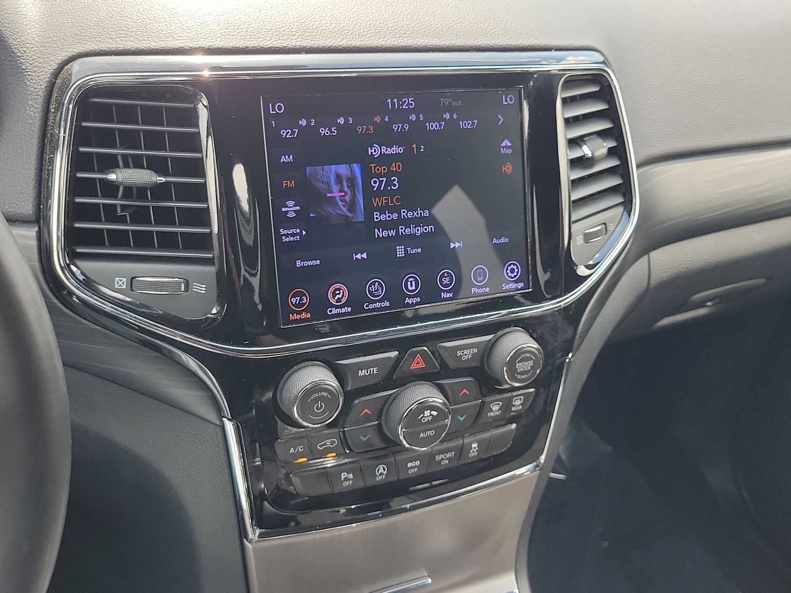 Used 2020 Jeep Grand Cherokee Altitude RWD image 25