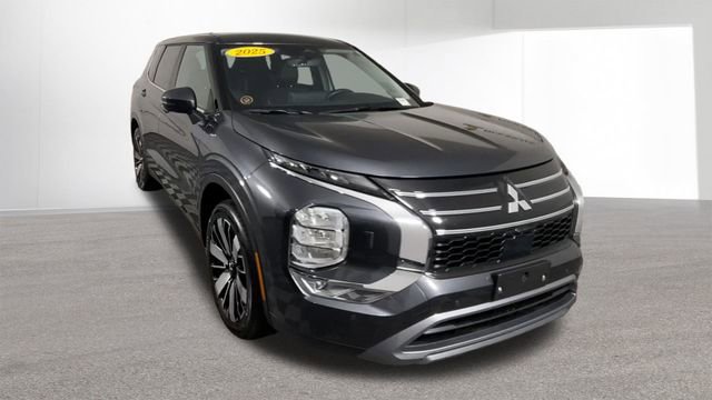 Used 2025 Mitsubishi Outlander SE image 3