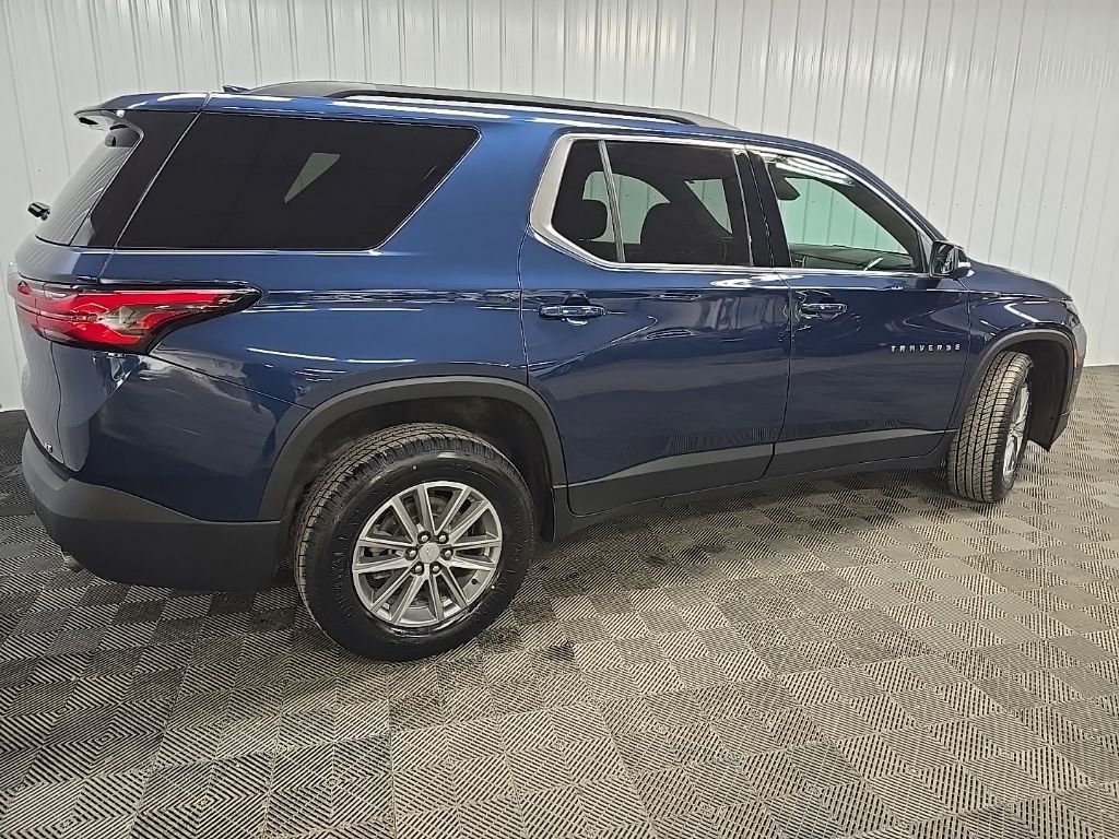 Used 2023 Chevrolet Traverse LT image 3