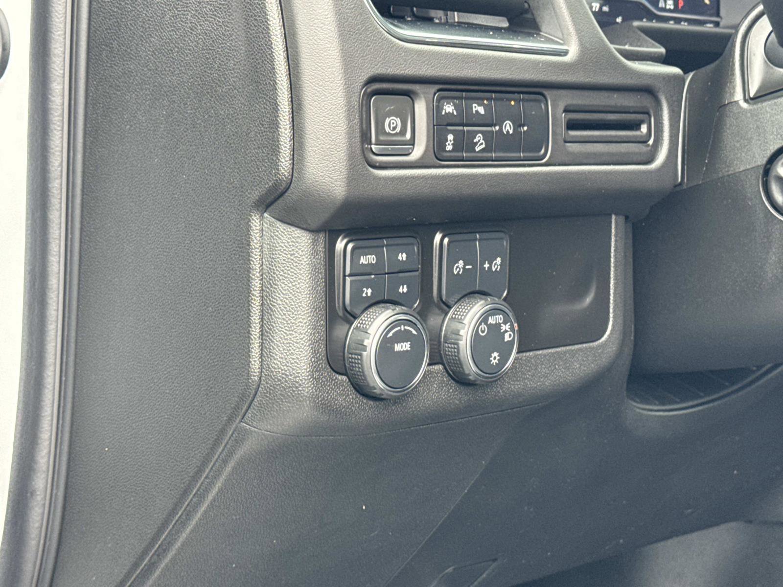 Used 2024 Chevrolet Suburban Premier image 13