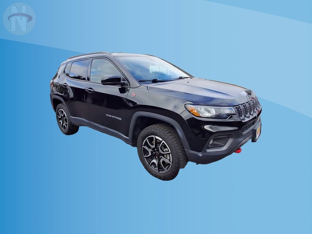 Used 2025 Jeep Compass Trailhawk AWD/4WD image 2