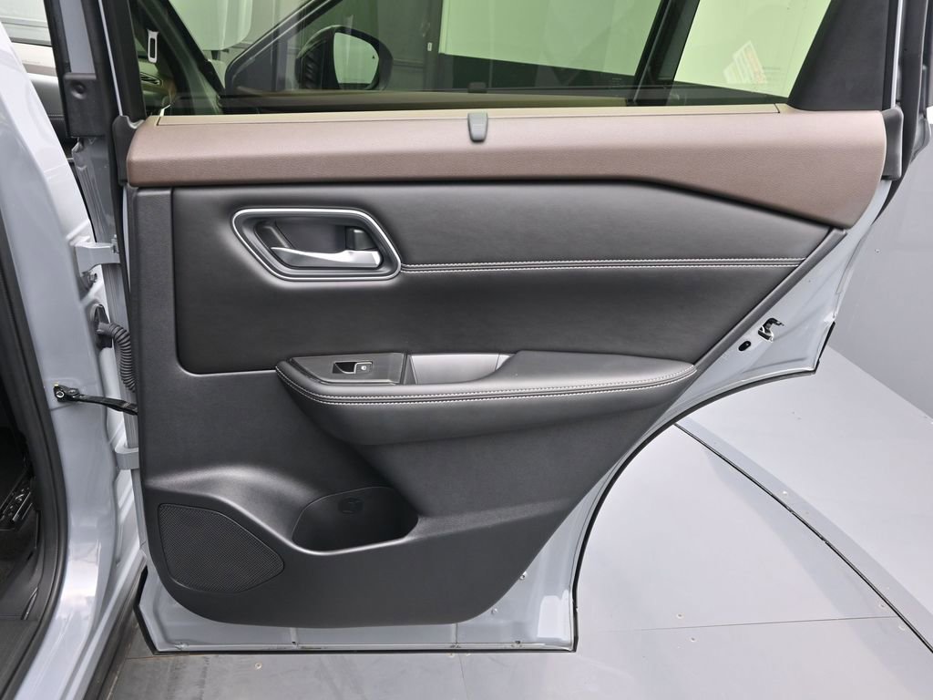 Used 2023 Nissan Rogue Platinum image 11