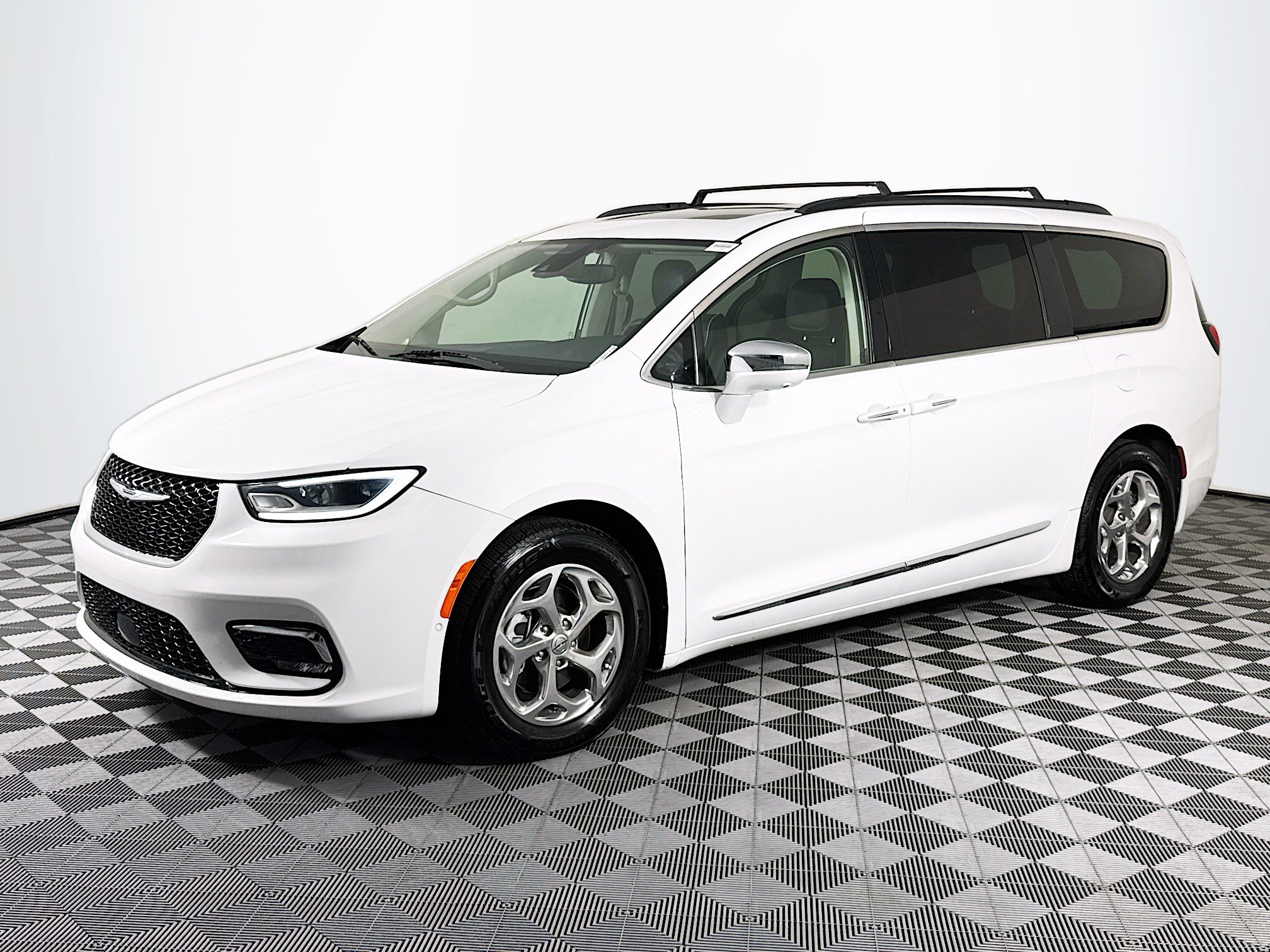 Used 2022 Chrysler Pacifica Limited image 4
