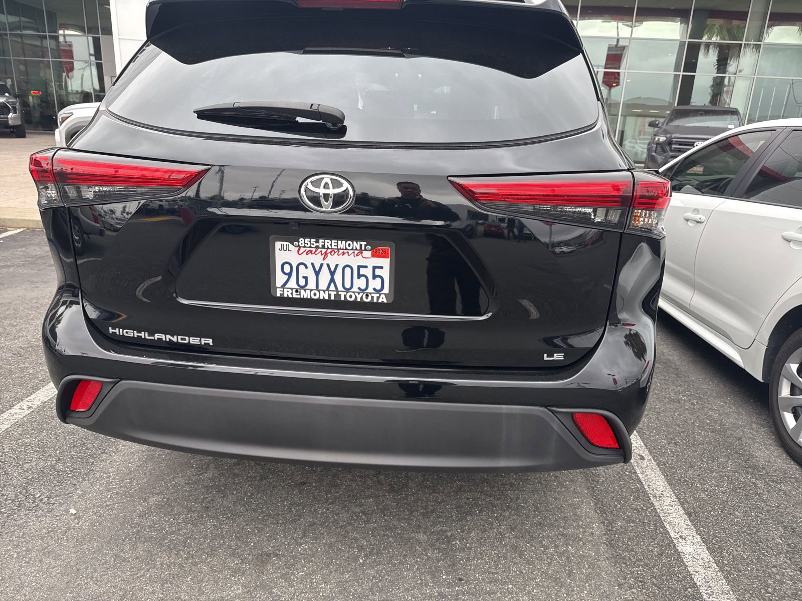 Used 2023 Toyota Highlander LE FWD image 3